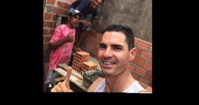 Jogadores do Sampaio ajudam a construir a casa do massagista do clube