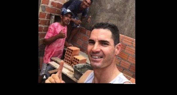 Jogadores do Sampaio ajudam a construir a casa do massagista do clube