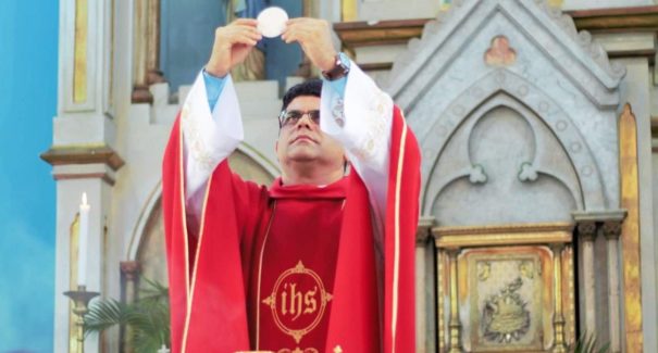 Lavagem da Igreja dos Remédios abre festejo