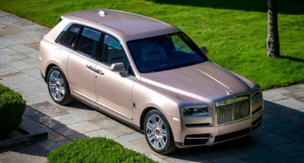 Rolls-Royce revela SUV sob medida que leva ouro rosa e madrepérola