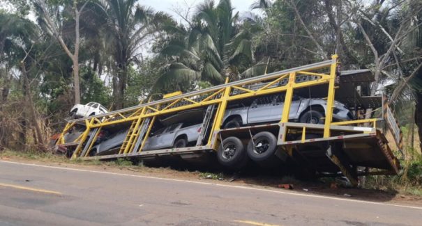 Colisão na BR-010 deixa um morto e 8 caminhonetes Hilux danificadas