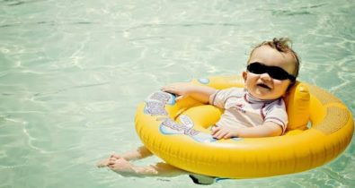 Bebês nas piscina? Veja 3 razões para evitar o uso de boias