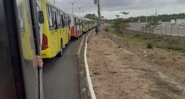 Trânsito caótico próximo ao Terminal da Praia Grande com protesto de professores