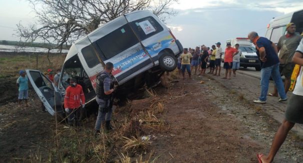 Van sai da pista e acidente deixa três mortos