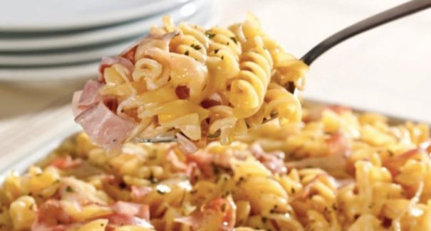 Saiba como fazer macarrão cremoso no forno