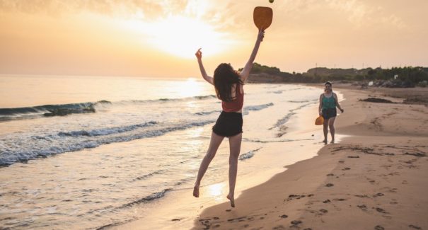 Confira 7 esportes para praticar na praia durante o fim de semana