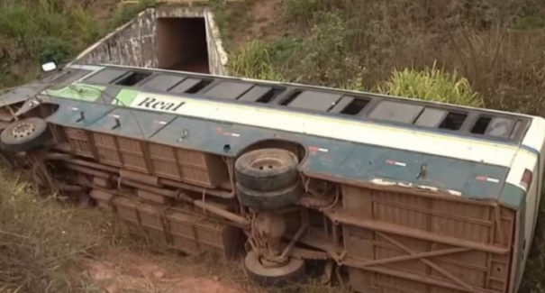 Passageiros ficam feridos depois de ônibus cair de viaduto na MA-019
