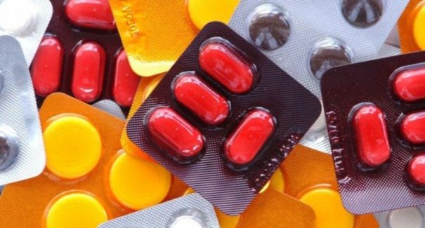 Entidade médica explica que falta de informação leva transexuais à automedicação