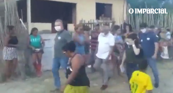 Vídeo: Ex-prefeito é vaiado durante campanha