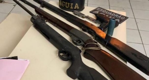 Menor é preso por portar arma falsa e posse ilegal de espingardas