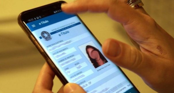 Para justificar ausência no domingo, eleitor deve baixar e-Título hoje