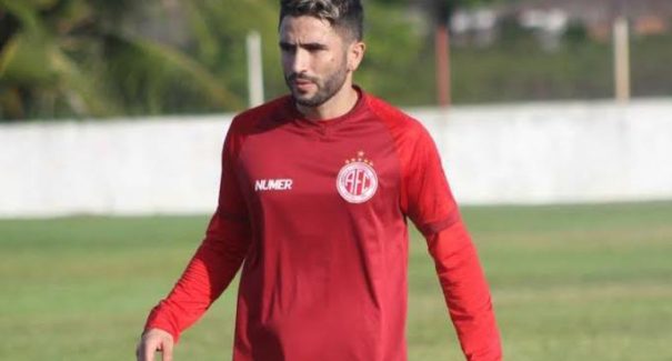 Sampaio acerta contratação do meia Dione para sequência da Série B