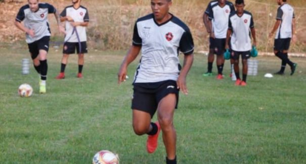 Léo Goiano testa Moto com três  mudanças; veja possível  escalação
