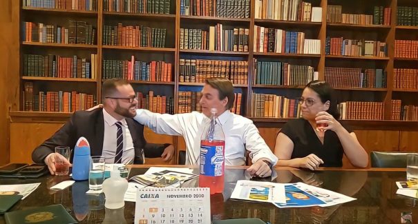 Bolsonaro volta a fazer comentários sobre o Guaraná Jesus em live nesta quinta-feira (05)