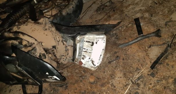 Colisão frontal entre motocicleta e caminhão deixa dois mortos na BR-316