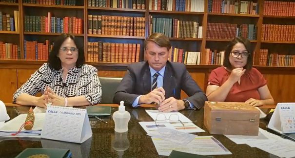 Bolsonaro diz que vai comprar vacina de empresa chinesa, se Anvisa liberar