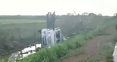 Vídeo: Carro-forte sofre acidente na BR-135, trecho Arari e Vitória do Mearim