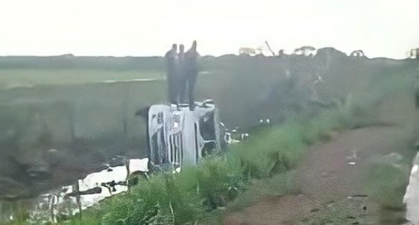 Vídeo: Carro-forte sofre acidente na BR-135, trecho Arari e Vitória do Mearim