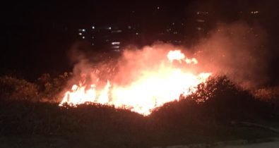 Vídeo: Incêndio na Litorânea na noite desta terça-feira (17)