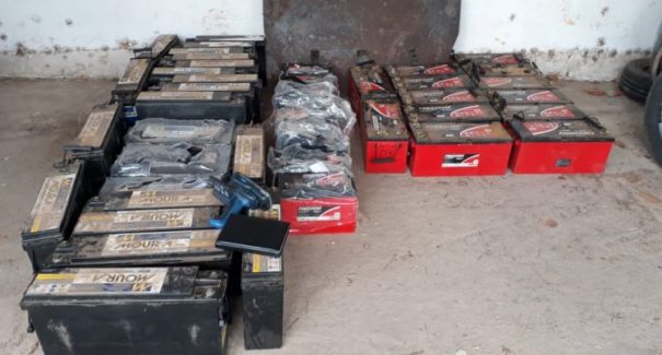 Homem é preso por suspeita de cometer receptação de baterias telefônicas