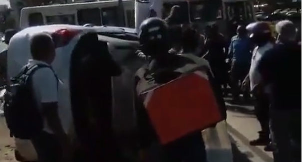 Vídeo; Carro capota após colisão na Avenida Colares Moreira, no Renascença