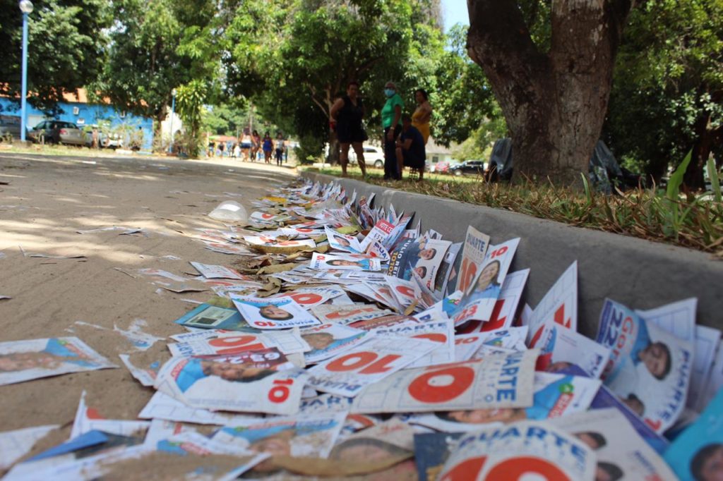 Santinhos espalhados na porta dos locais de votação. Foto: Walber Oliveira. 