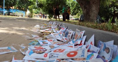 “Santinhos” espalhados na porta dos locais eleitorais marcam o domingo