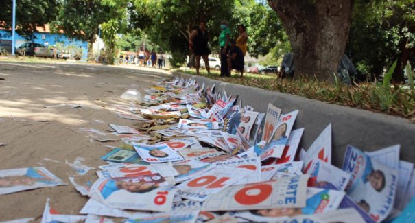 “Santinhos” espalhados na porta dos locais eleitorais marcam o domingo