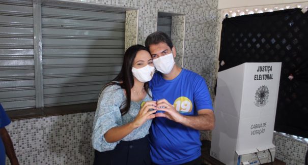 Ao lado da esposa, Braide compareceu para votar no Santa Teresa