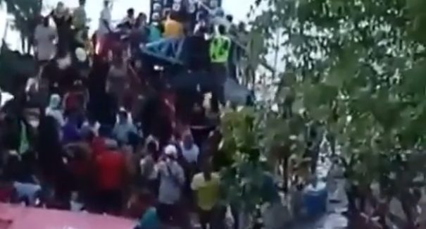 Balsa afunda com paredão de som em festa