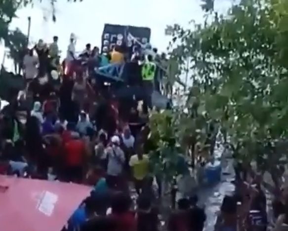 Balsa afunda com paredão de som em festa