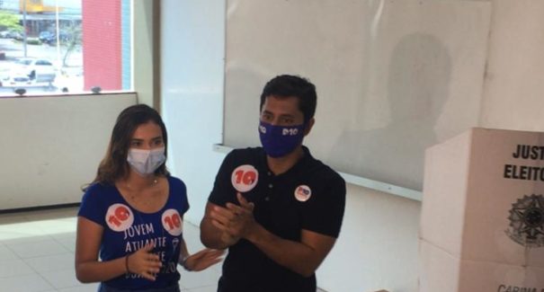 Ao lado da esposa e apoiadores, Duarte Jr chegou para votar na UNDB
