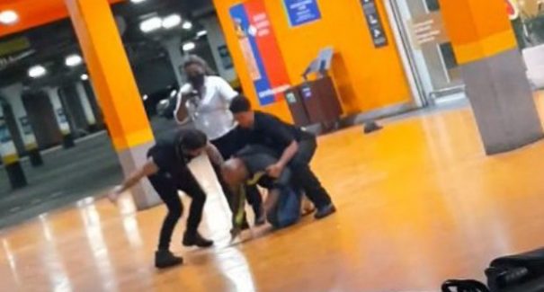 Homem negro é morto por espancamento em supermercado em Porto Alegre