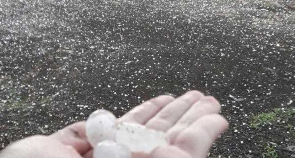 Moradores de Santa Luzia registram chuva de granizo na cidade