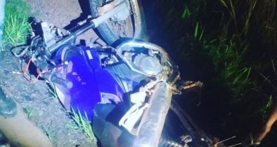 Colisão entre caminhonete e motocicleta deixa uma mulher morta