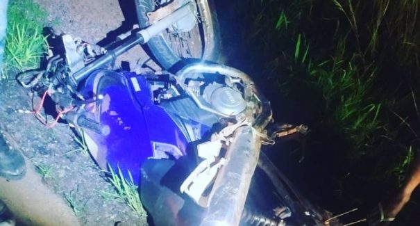 Colisão entre caminhonete e motocicleta deixa uma mulher morta