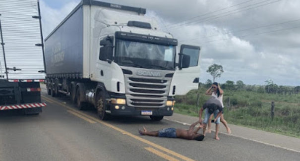 Homem sofre acidente e fica gravemente ferido após se jogar em rodovia
