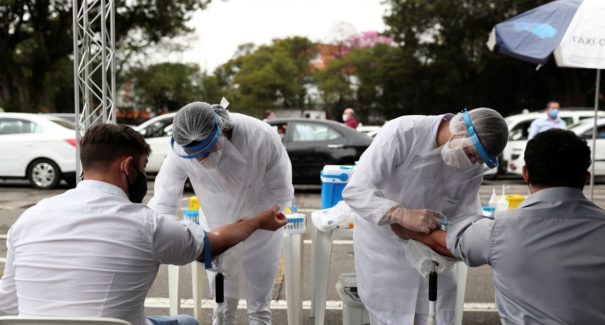 Média de mortes diárias por covid-19 no Brasil chega a 736,43