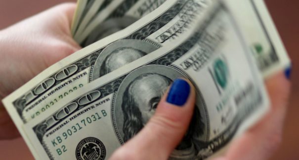 Dólar cai para R$ 5,03 e fecha no menor valor desde junho