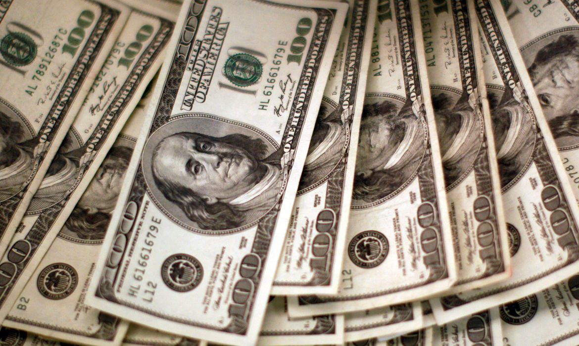 Dólar fecha estável e Bolsa recua com tensão externa e queda do petróleo