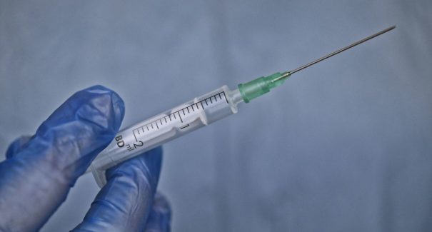 Países da Europa começam a aplicar vacina da Pfizer contra covid-19