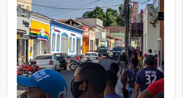 Assaltantes fazem funcionários de reféns durante assalto a loja no centro