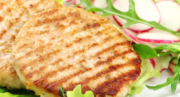 Saiba como fazer hambúrguer de frango caseiro