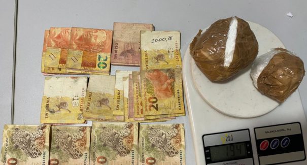 Polícia Civil encontra cocaína dentro de carro apreendido em pátio de delegacia
