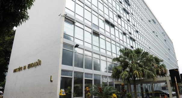 Após repercussão negativa, MEC revoga portaria referente a volta às aulas em Janeiro