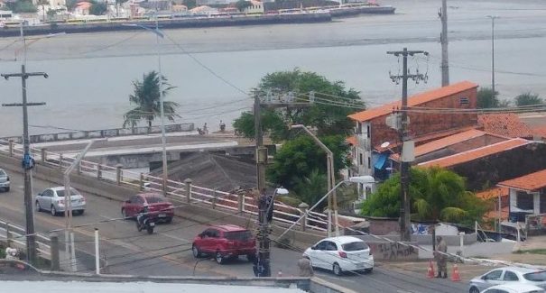Motoristas de ônibus fazem paralisação na Avenida Beira Mar