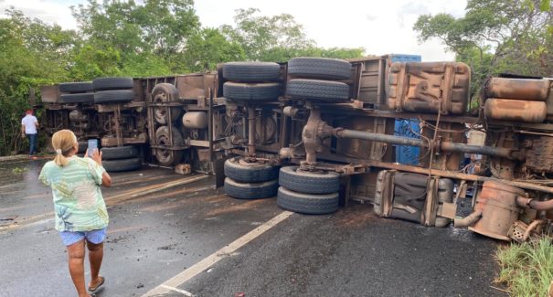 Carreta sofre acidente na BR-135 e interdita as duas vias