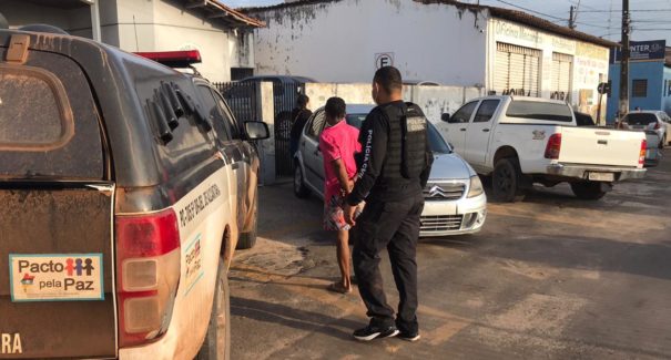 Presa mulher que foi conivente com abusos do marido contra a própria filha
