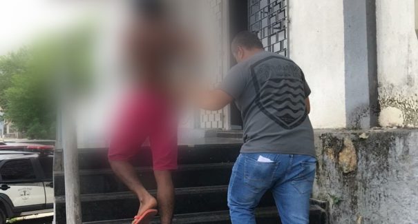 Polícia prende homem suspeito de roubo a residência