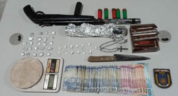 Homem é preso por tráfico de drogas e posse ilegal de arma